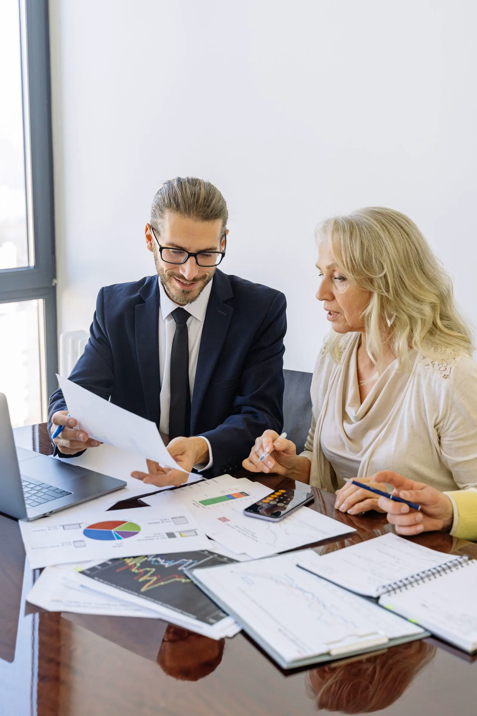 Consultor apresentando um plano ao cliente