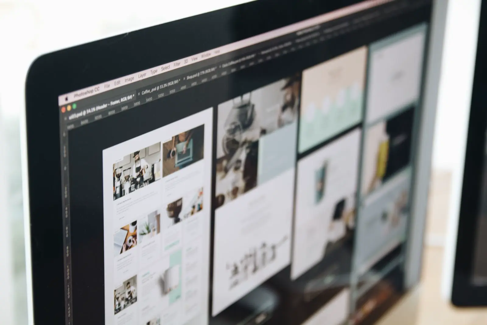 Monitor mostrando o layout de um site
