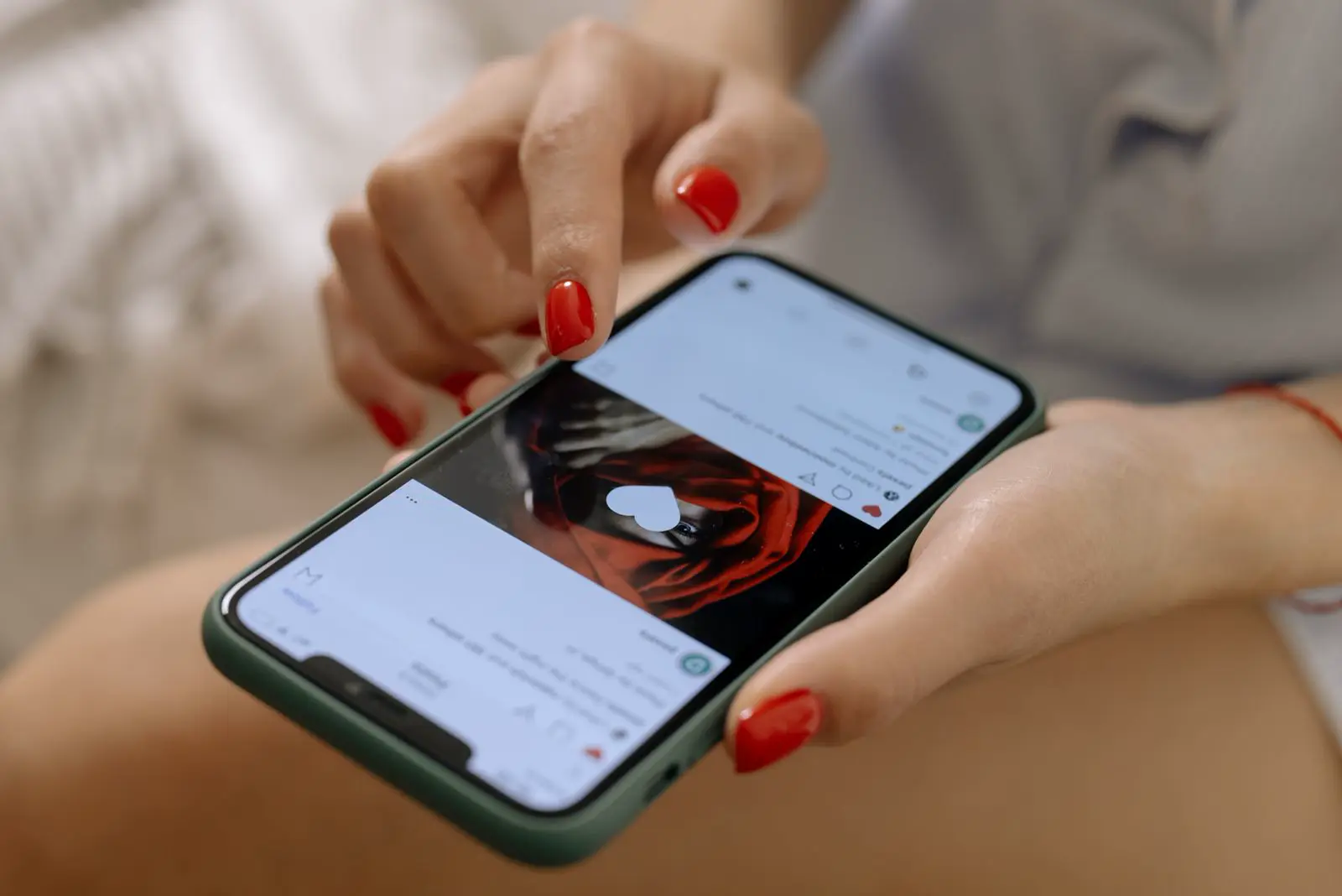 Mão rolando o feed de uma rede social no celular